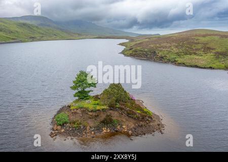 Vereinigtes Königreich, Schottland, Highlands, Isle of Skye, Loch Fada und Old man of Storr in the Wolken (Luftaufnahme) Stockfoto