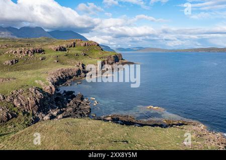 Vereinigtes Königreich, Schottland, Innere Hebriden, Isle of Skye, Glenbrittle, Loch Brittle, Küstenklippen (aus der Vogelperspektive) Stockfoto