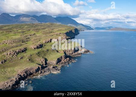 Vereinigtes Königreich, Schottland, Innere Hebriden, Isle of Skye, Glenbrittle, Loch Brittle, Küstenklippen (aus der Vogelperspektive) Stockfoto