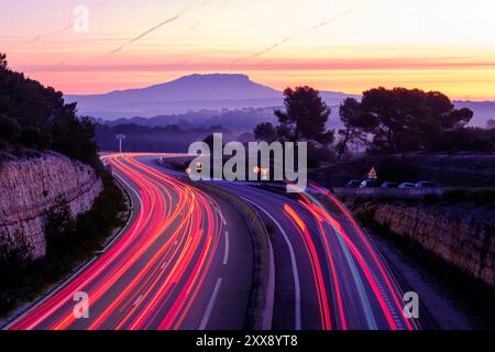 Frankreich, Bouches du Rhone, Pays d'Aix, Cabries, Hauptstraße 9, Sainte Victoire im Hintergrund Stockfoto
