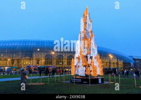 Frankreich, Bas Rhin, Straßburg, Place de la Gare, Weihnachtsdekoration von Blachere Illumination, Tanne Stockfoto