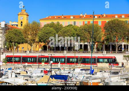 Frankreich, Alpes Maritimes, Nizza, der alte Hafen, Straßenbahn am 1. Kai von Napoleon, Kirche Notre Dame du Port de Nice (19. Jahrhundert) im Hintergrund Stockfoto