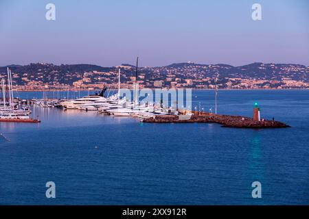 Frankreich, Alpes Maritimes, Golf von Neapel, Mandelieu La Napoule, Hafen und Leuchtturm, Cannes im Hintergrund Stockfoto
