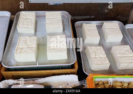 Koreanisches Essen auf dem Nambu Market in Jeonju, Südkorea. Frische Tofu-Blöcke. Stockfoto