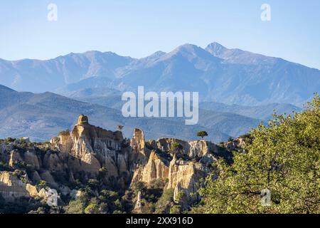 Frankreich, Pyrénées-Orientales, Ille-sur-Têt, die Orgeln mit dem Canigou-Massiv (2784 m) im Hintergrund Stockfoto