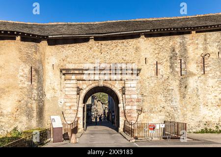 Frankreich, Pyrénées-Orientales, regionaler Naturpark der katalanischen Pyrenäen, Villefranche-de-Conflent, bezeichnet die schönsten Dörfer Frankreichs, mittelalterliche Stadt des elften Jahrhunderts von Vauban im siebzehnten Jahrhundert, das Rathaus, westlicher Eingang zur Porte d'Espagne Stockfoto