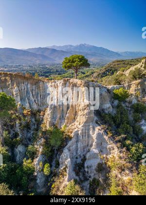 Frankreich, Pyrénées-Orientales, Ille-sur-Têt, die Orgeln mit dem Canigou-Massiv (2784 m) im Hintergrund Stockfoto