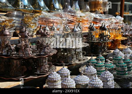 Dekorative Teesets in Istanbul, Türkei. Traditionelle türkische Teegläser. Stockfoto