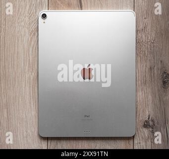 IPad Pro 12,9 Zoll auf Holzhintergrund. Stockfoto