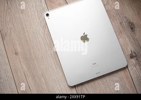 IPad Pro 12,9 Zoll auf Holzhintergrund. Stockfoto