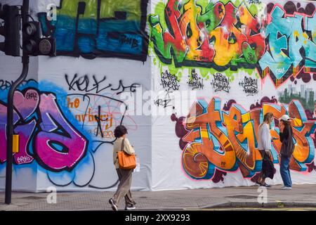 London, Großbritannien. August 2024. Die Geschäfte werden vor dem Notting Hill Carnival, der am 25. Und 26. August stattfindet, an Bord gebracht. Quelle: Vuk Valcic/Alamy Live News Stockfoto