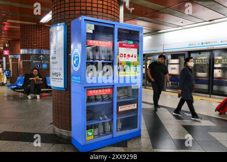 SEOUL, SÜDKOREA - 5. APRIL 2023: Gasmasken und andere Notausrüstungen werden in der U-Bahn-Station Seoul gelagert. Das U-Bahn-Netz in Seoul ist eines der größten Stockfoto