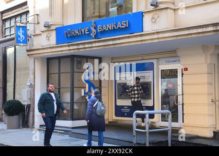 ISTANBUL, TÜRKEI - 25. MÄRZ 2023: Person besucht die türkische Bankasi-Filiale, auch bekannt als Isbank. Es ist eine der größten Banken in der Türkei. Stockfoto