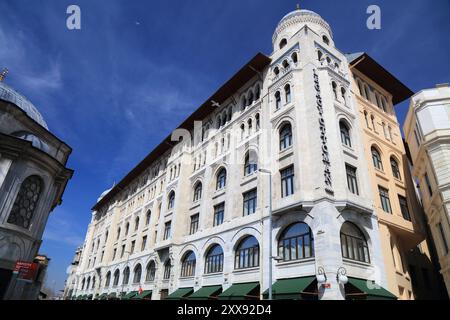 ISTANBUL, TÜRKEI - 25. MÄRZ 2023: Altes osmanisches fünf-Sterne-Hotel in Istanbul, Türkei. Stockfoto