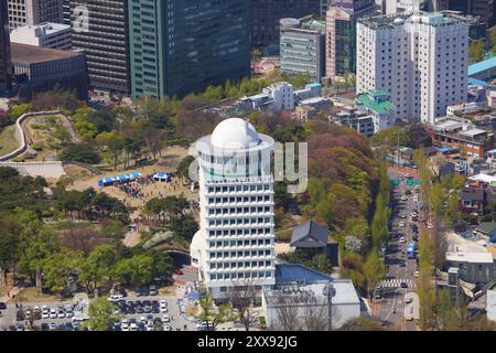 SEOUL, SÜDKOREA - 8. APRIL 2023: Seoul Science Park Namsan Building. Es gehört zum Seoul Metropolitan Office of Education. Stockfoto