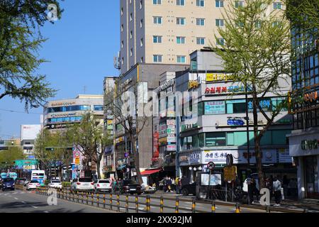 SUWON, SÜDKOREA - 8. APRIL 2023: Blick auf die Straße in der Innenstadt von Suwon. Es ist eine der größten Städte Südkoreas. Stockfoto