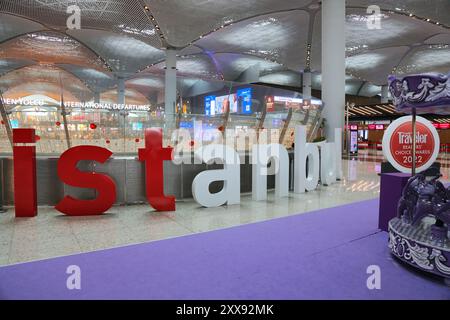 ISTANBUL, TÜRKEI - 11. APRIL 2023: Begrüßungsschild am Flughafen Istanbul, einem der geschäftigsten Flughäfen der Welt. Stockfoto