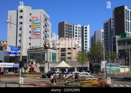 SUWON, SÜDKOREA - 8. APRIL 2023: Blick auf die Straße in der Innenstadt von Suwon. Es ist eine der größten Städte Südkoreas. Stockfoto