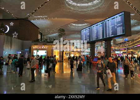 ISTANBUL, TÜRKEI - 11. APRIL 2023: Passagiere besuchen den Flughafen Istanbul, einen der meistbesuchten Flughäfen der Welt. Stockfoto