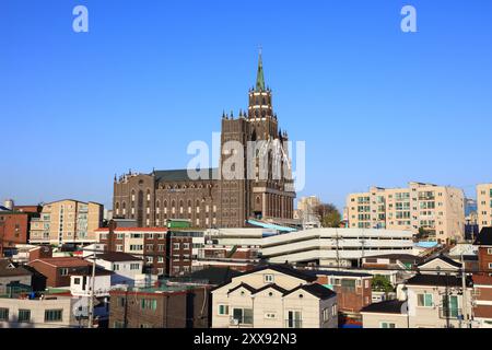 SUWON, SÜDKOREA - 8. APRIL 2023: Moderne Skyline von Suwon. Es ist eine der größten Städte Südkoreas. Stockfoto