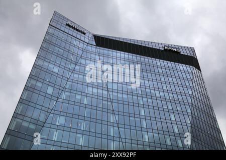 WARSCHAU, POLEN - 24. MÄRZ 2023: Gdanski Business Center GBC Gebäude in Warschau mit großen Firmen als Pächter: Allianz und KPMG. Stockfoto