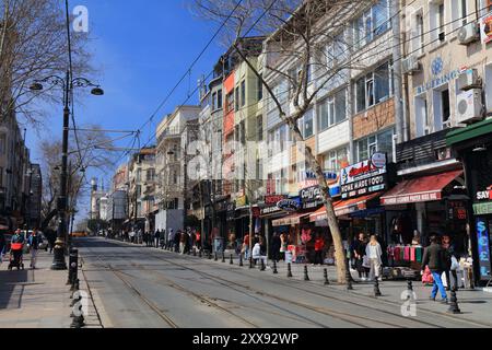 ISTANBUL, TÜRKEI - 25. MÄRZ 2023: Besucher besuchen das Sultanahmet-Viertel von Istanbul, Türkei. Stockfoto