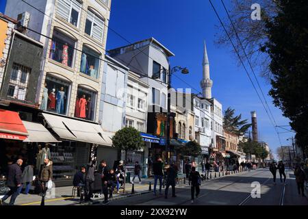 ISTANBUL, TÜRKEI - 25. MÄRZ 2023: Besucher besuchen das Sultanahmet-Viertel von Istanbul, Türkei. Stockfoto