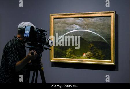 Jubilaeumsschau zu Caspar David Friedrich im Albertinum Museum in Dresden. Foto vom 23.08.2024: Das Gemaelde Gebirgslandschaft mit Regenbogen 180910 im Albertinum Wenige Tage vor dem 250. Geburtstag von Caspar David Friedrich 1774-1840 oeffnen die Staatlichen Kunstsammlungen Dresden SKD am Samstag eine Ausstellung mit zahlreichen Werken des Malers. Im Dresdner Albertinum sind 47 Gemaelde des Kuenstlers der deutschen Romantik zu sehen. Im Kupferstich-Kabinett wird das zeichnerische Werk mit mehr als 160 Arbeiten vorgestellt. Die zweiteilige Ausstellung steht unter dem Titel Caspar David Friedri Stockfoto