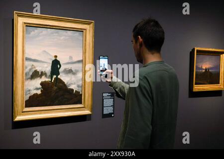 Jubilaeumsschau zu Caspar David Friedrich im Albertinum Museum in Dresden. Foto vom 23.08.2024: Das Gemaelde der Wanderer ueber dem Nebelmeer 1818 im Albertinum Wenige Tage vor dem 250. Geburtstag von Caspar David Friedrich 1774-1840 oeffnen die Staatlichen Kunstsammlungen Dresden SKD am Samstag eine Ausstellung mit zahlreichen Werken des Malers. Im Dresdner Albertinum sind 47 Gemaelde des Kuenstlers der deutschen Romantik zu sehen. Im Kupferstich-Kabinett wird das zeichnerische Werk mit mehr als 160 Arbeiten vorgestellt. Die zweiteilige Ausstellung steht unter dem Titel Caspar David Friedrich Stockfoto