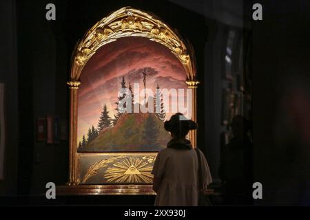 Jubilaeumsschau zu Caspar David Friedrich im Albertinum Museum in Dresden. Foto vom 23.08.2024: Das Gemaelde das Kreuz im Gebirge 1807/1808 im Albertinum Wenige Tage vor dem 250. Geburtstag von Caspar David Friedrich 1774-1840 oeffnen die Staatlichen Kunstsammlungen Dresden SKD am Samstag eine Ausstellung mit zahlreichen Werken des Malers. Im Dresdner Albertinum sind 47 Gemaelde des Kuenstlers der deutschen Romantik zu sehen. Im Kupferstich-Kabinett wird das zeichnerische Werk mit mehr als 160 Arbeiten vorgestellt. Die zweiteilige Ausstellung steht unter dem Titel Caspar David Friedrich. Wo al Stockfoto