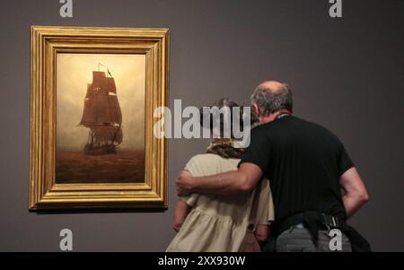 Jubilaeumsschau zu Caspar David Friedrich im Albertinum Museum in Dresden. Foto vom 23.08.2024: Das Gemaelde Segelschiff im Nebel 1815 im Albertinum Wenige Tage vor dem 250. Geburtstag von Caspar David Friedrich 1774-1840 oeffnen die Staatlichen Kunstsammlungen Dresden SKD am Samstag eine Ausstellung mit zahlreichen Werken des Malers. Im Dresdner Albertinum sind 47 Gemaelde des Kuenstlers der deutschen Romantik zu sehen. Im Kupferstich-Kabinett wird das zeichnerische Werk mit mehr als 160 Arbeiten vorgestellt. Die zweiteilige Ausstellung steht unter dem Titel Caspar David Friedrich. Alle b Stockfoto