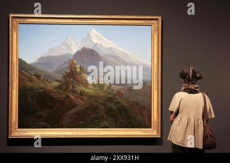 Jubilaeumsschau zu Caspar David Friedrich im Albertinum Museum in Dresden. Foto vom 23.08.2024: Das Gemaelde der Watzmann 1824/25 im Albertinum Wenige Tage vor dem 250. Geburtstag von Caspar David Friedrich 1774-1840 oeffnen die Staatlichen Kunstsammlungen Dresden SKD am Samstag eine Ausstellung mit zahlreichen Werken des Malers. Im Dresdner Albertinum sind 47 Gemaelde des Kuenstlers der deutschen Romantik zu sehen. Im Kupferstich-Kabinett wird das zeichnerische Werk mit mehr als 160 Arbeiten vorgestellt. Die zweiteilige Ausstellung steht unter dem Titel Caspar David Friedrich. Alles beginnt Stockfoto