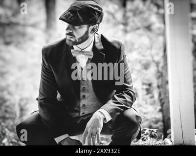 Vintage-inspiriertes Selbstporträt in dreiteiligem Anzug mit Bowtie und Cabby Hut Stockfoto