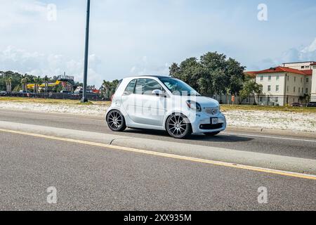 Gulfport, MS - 05. Oktober 2023: Weitwinkelansicht eines Smart Fortwo Coupés aus dem Jahr 2017 auf einer lokalen Autoshow. Stockfoto