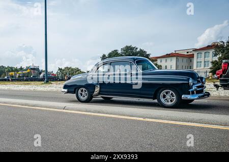 Gulfport, MS - 05. Oktober 2023: Weitwinkel-Seitenansicht eines Chevrolet Deluxe Coupés aus dem Jahr 1949 auf einer lokalen Autoshow. Stockfoto