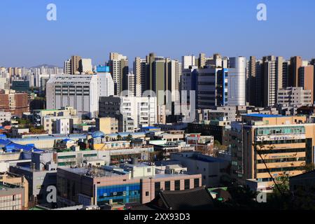 SUWON, SÜDKOREA - 8. APRIL 2023: Moderne Skyline von Suwon. Es ist eine der größten Städte Südkoreas. Stockfoto