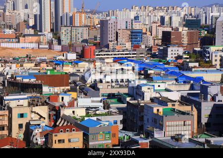 SUWON, SÜDKOREA - 8. APRIL 2023: Moderne Skyline von Suwon. Es ist eine der größten Städte Südkoreas. Stockfoto