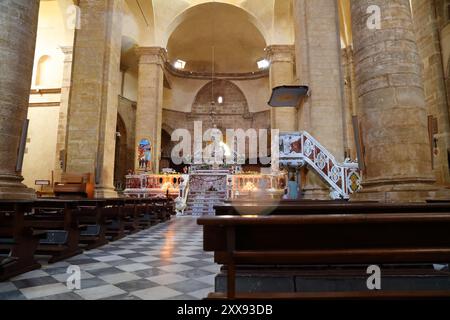 ALGHERO, ITALIEN - 29. MAI 2023: Die Menschen besuchen die Kathedrale der Heiligen Maria der Unbefleckten in der Stadt Alghero auf der Insel Sardinien. Italienischer Name: Duomo di Alg Stockfoto