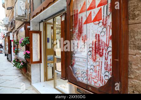 ALGHERO, ITALIEN - 29. MAI 2023: Korallenschmuck in Alghero auf Sardinien. Stockfoto