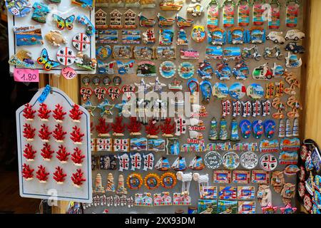 ALGHERO, ITALIEN - 29. MAI 2023: Souvenir-Kühlschrank-Magnetladen in Alghero-Stadt auf Sardinien. Stockfoto