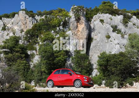 SARDINIEN, ITALIEN - 27. MAI 2023: Fiat 500 Dolcevita, kleiner italienischer Hatchback-Wagen, der in den Bergen der Insel Sardinien in Italien geparkt ist. Stockfoto