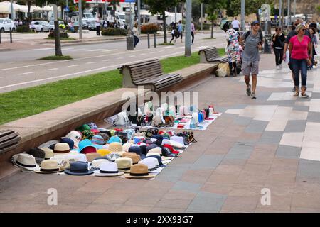 ALGHERO, ITALIEN - 29. MAI 2023: Gefälschte Designerhüte und Taschen illegal an einem provisorischen Straßenstand in Alghero verkauft. Stockfoto