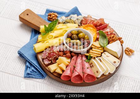 Eine Auswahl an verschiedenen Käse- und Fleischsorten auf einem Holzbrett, perfekt für eine Antipasti-Aufstrich, mit einer Vielzahl von Aromen und Texturen Stockfoto