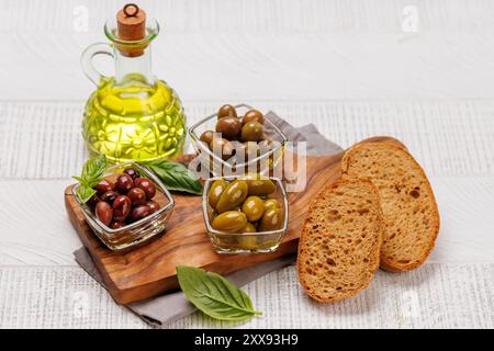 Eine Auswahl verschiedener Oliven in einer Schüssel mit verschiedenen Farben, Texturen und Aromen Stockfoto