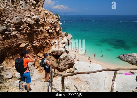 CALA GOLORITZE, ITALIEN - 28. MAI 2023: Touristen wandern zum Strand Cala Goloritze in Baunei (Provinz Ogliastra) auf der Insel Sardinien. Stockfoto