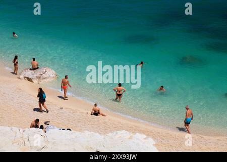 CALA GOLORITZE, ITALIEN - 28. MAI 2023: Touristen genießen den Strand von Cala Goloritze in Baunei (Provinz Ogliastra) auf Sardinien. Stockfoto