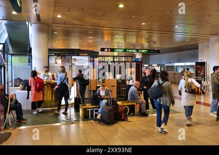 TREVISO, ITALIEN - 21. MAI 2023: Passagiere besuchen den Flughafen Treviso in Italien. Treviso ist ein internationaler Flughafen, der hauptsächlich von Billigfluggesellschaften genutzt wird. Stockfoto