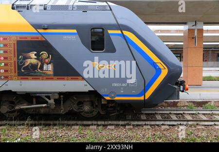 TREVISO, ITALIEN - 21. MAI 2023: Trenitalia Rock Passagierzug im Bahnhof Treviso, Italien. Caravaggio Electric Multiple Unit (EMU) wurde entwickelt und ist Bu Stockfoto