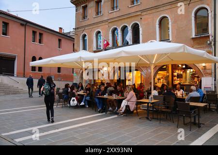 VENEDIG, ITALIEN - 21. MAI 2023: Besucher besuchen das Restaurant auf der Piazza Erminio Ferretto im Stadtteil Mestre von Venedig. Mestre ist der wichtigste Teil des Landes Stockfoto