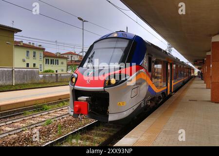 TREVISO, ITALIEN – 21. MAI 2023: Regionalzug Trenitalia von Alstom im Bahnhof Treviso, Italien. Stockfoto